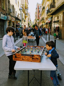 jugando al futbolíin