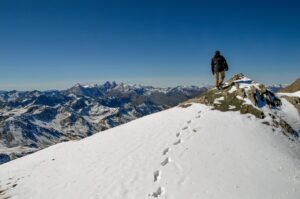 hombre en la cima